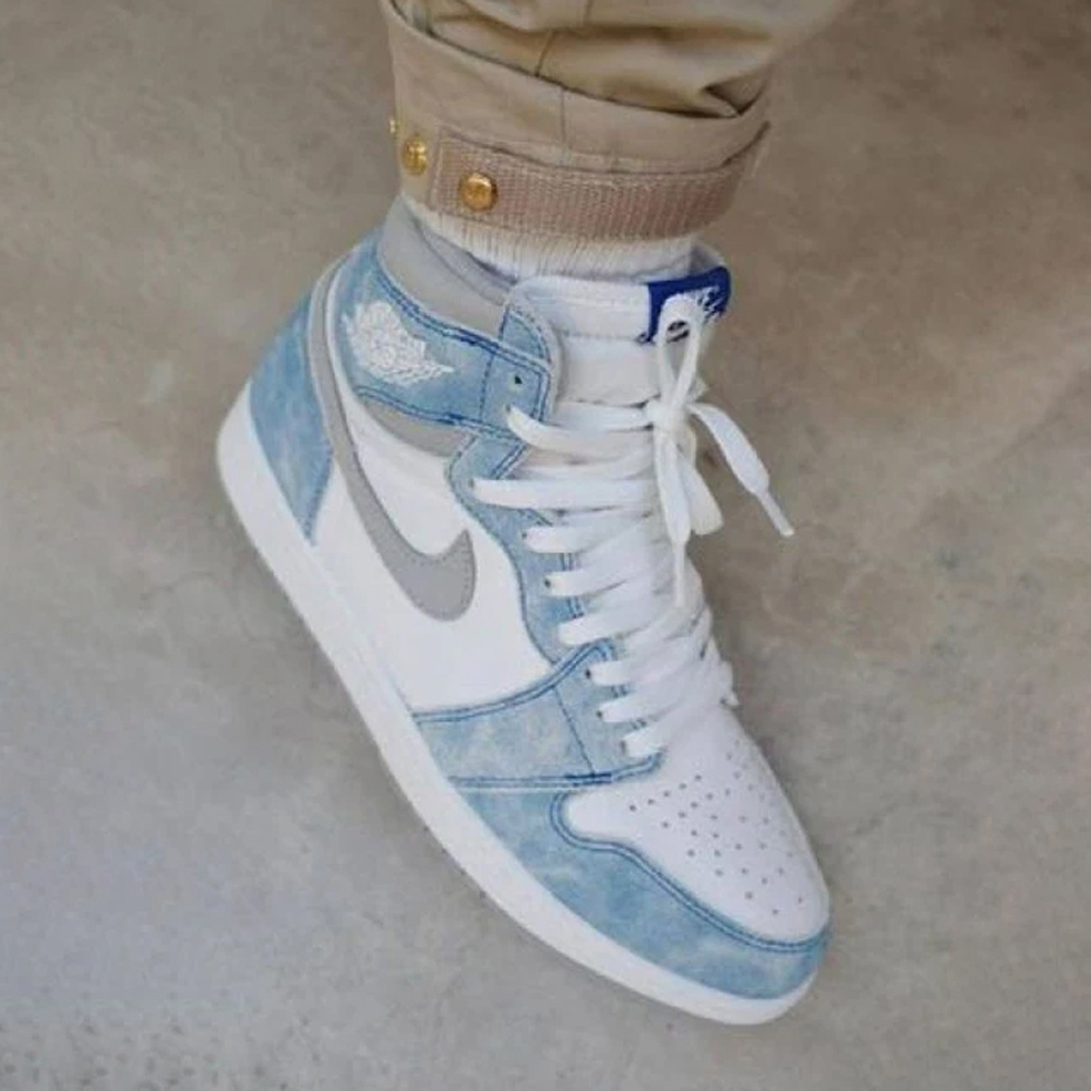 Nike Air Jordan 1 Hyper Royal